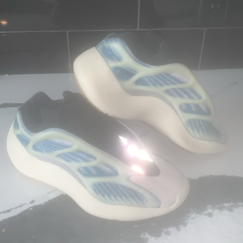 Yeezy - Picture 4 of 11